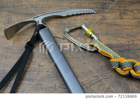 Snow mountain climbing gear (ice ax carabiner) 72116669