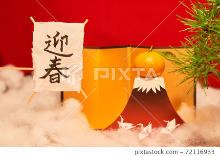 紅色富士和新年裝飾的第一個日出 72116933