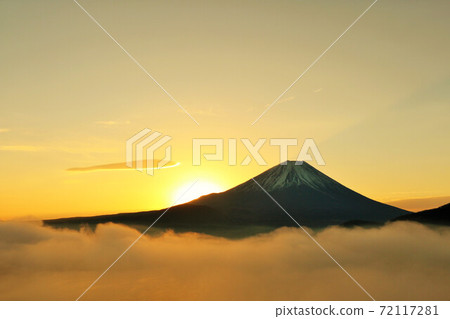 The sun at dawn, the sea of clouds, and Mt. Fuji 72117281