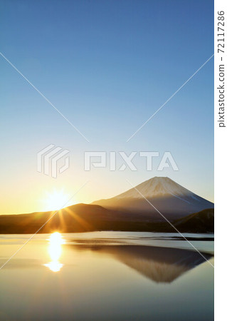 New Year's dawn Mt. Fuji and the sun New Year's dawn Mt. Fuji and the sun 72117286