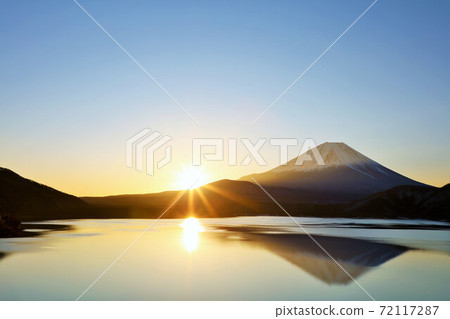 新年的黎明富士山和太陽 72117287
