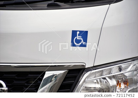 帶輪椅標誌的車 帶輪椅標誌的車 72117452