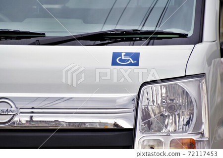 帶輪椅標誌的車輕型車 帶輪椅標誌的車輕型車 72117453