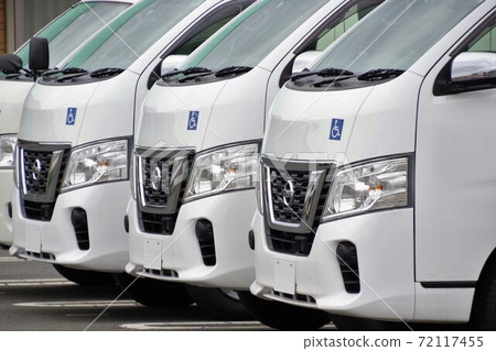 福利設施接駁車工作形象 福利設施接駁車工作形象 72117455