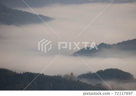 Asagiri scenery of Yufuin from Jakoshi Pass 72117897