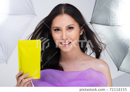 women shows green package which has empty green area 72118155