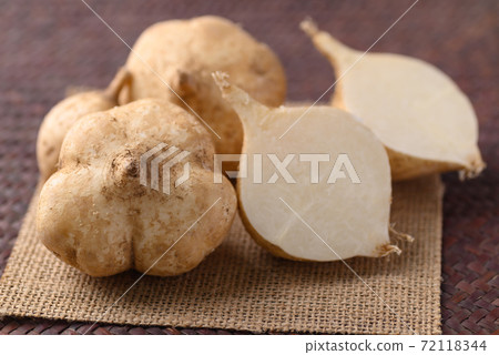 Fresh jicama or yam on bamboo sheet Fresh jicama or yam on bamboo sheet 72118344