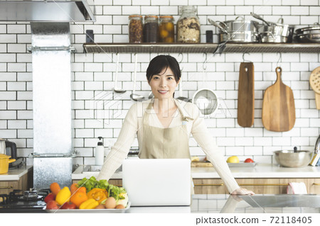 Women using food delivery services Women using food delivery services 72118405