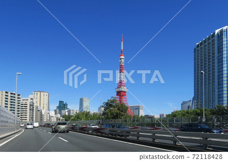 Tokyo Tower seen from the Metropolitan Expressway 72118428