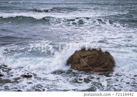 Waves of the Sea of Japan hitting rocks 72118442