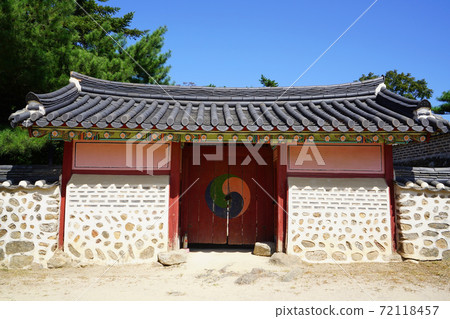 An old building 72118457