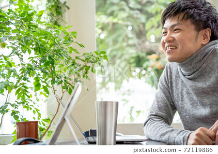 一個人在自然風格的辦公室裡與同事聊天 一個人在自然風格的辦公室裡與同事聊天 72119886