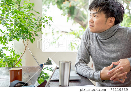 一個男人在自然的辦公室裡思考 一個男人在自然的辦公室裡思考 72119889