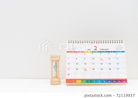 Desktop calendar and hourglass 72119937