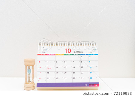 Desktop calendar and hourglass 72119958