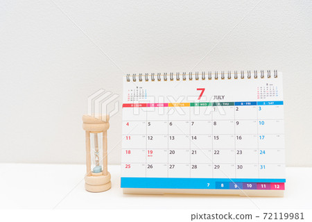 桌面日曆和沙漏 72119981