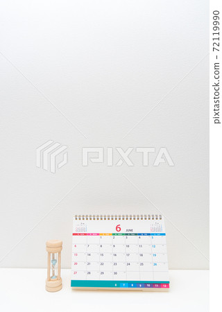 Desktop calendar and hourglass 72119990