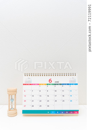 Desktop calendar and hourglass 72119991