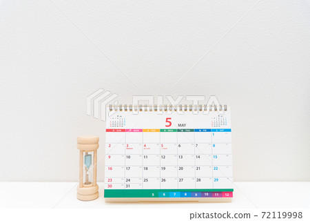 Desktop calendar and hourglass 72119998