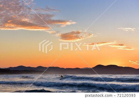 夕陽的晚霞在Ura 夕陽的晚霞在Ura 72120393