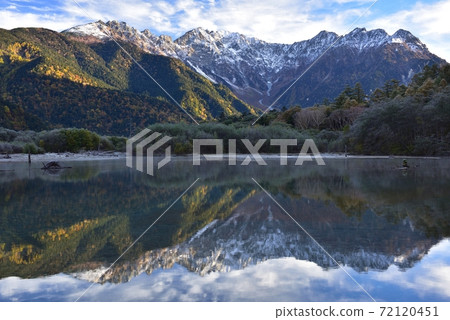 Autumn leaves of Kamikochi 72120451