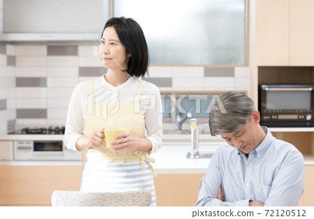 中間夫妻吵架 中間夫妻吵架 72120512