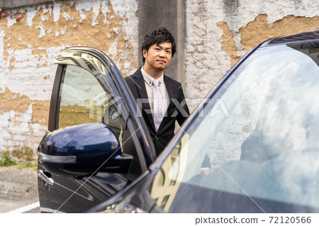 A man who goes to business in a company car A man who goes to business in a company car 72120566