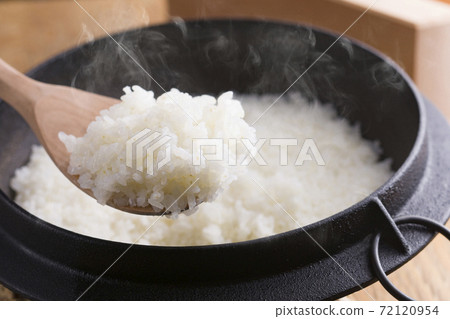 Freshly cooked white rice in a clay pot Freshly cooked white rice in a clay pot 72120954