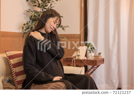 Pregnant woman who becomes maternity blue Pregnant woman who becomes maternity blue 72121237