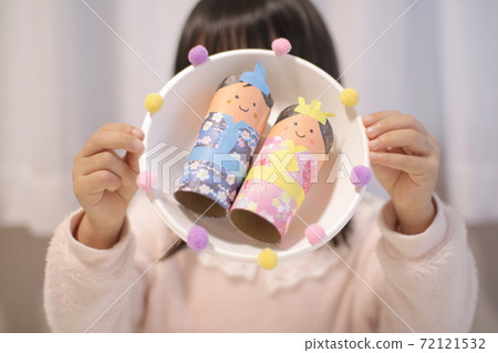 Children and handmade chicks work with origami, paper plates and toilet paper cores Children and handmade chicks work with origami, paper plates and toilet paper cores 72121532