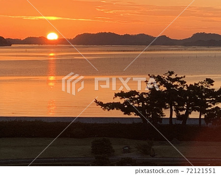 Beautiful Asahi seen from an inn in Matsushima, Miyagi Prefecture Beautiful Asahi seen from an inn in Matsushima, Miyagi Prefecture 72121551
