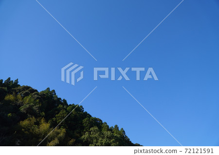 秋天的藍天 72121591