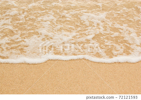 在海灘上的波浪 72121593