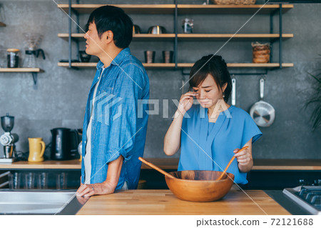 A fighting man and woman A fighting man and woman 72121688
