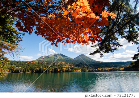 秋天的Onneto（北海道蘆之町）湖，秋葉（紅色），阿寒富士山Meakan 72121773