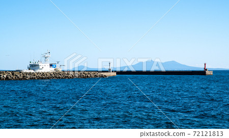 Rausu Fishing Port and Kunashiri Island (Northern Territories) (Rausu Town, Hokkaido) 72121813