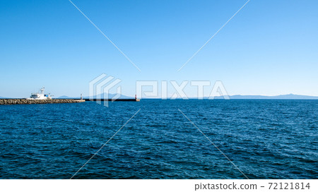 Rausu Fishing Port and Kunashiri Island (Northern Territories) (Rausu Town, Hokkaido) Rausu Fishing Port and Kunashiri Island (Northern Territories) (Rausu Town, Hokkaido) 72121814