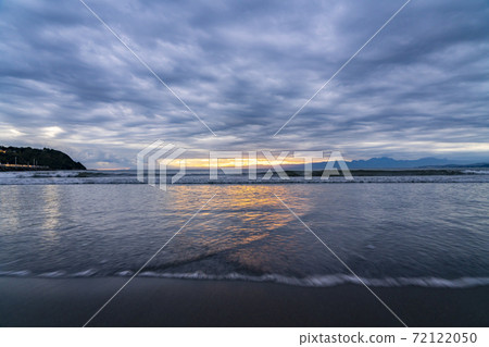 [神奈川縣]日落後燃燒的江之島的夜景 72122050