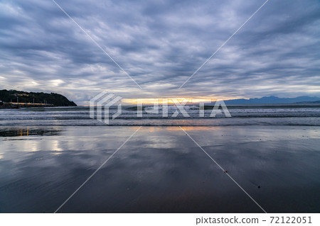 [神奈川縣]日落後燃燒的江之島的夜景 72122051