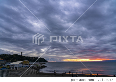 [神奈川縣]以美麗的色彩燃燒的江之島的夜景 72122052