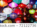 穿過越南五顏六色的燈籠。 72122736