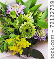明亮的黃色和綠色花束 72122739