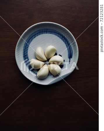 Organic Vegetable Garlic in Ceramic Plate Organic Vegetable Garlic in Ceramic Plate 72123281