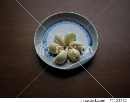 Organic Vegetable Garlic in Ceramic Plate Organic Vegetable Garlic in Ceramic Plate 72123282