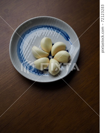 Organic Vegetable Garlic in Ceramic Plate Organic Vegetable Garlic in Ceramic Plate 72123283