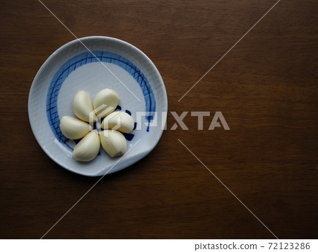 Organic Vegetable Garlic in Ceramic Plate Organic Vegetable Garlic in Ceramic Plate 72123286