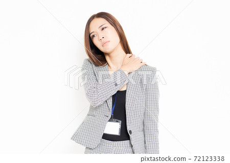 遭受僵硬的肩膀的女商人 遭受僵硬的肩膀的女商人 72123338
