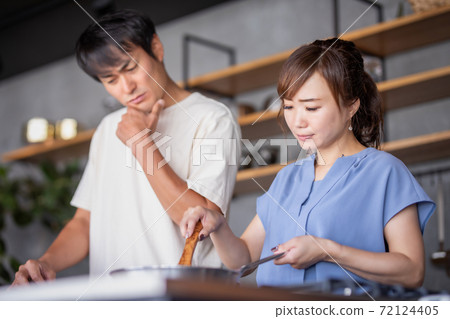 Men and women fighting in the kitchen 72124405