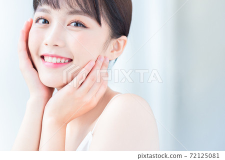 Beautiful woman portrait 72125081