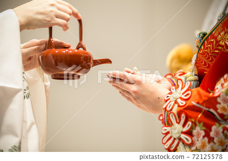 神聖的葡萄酒 72125578